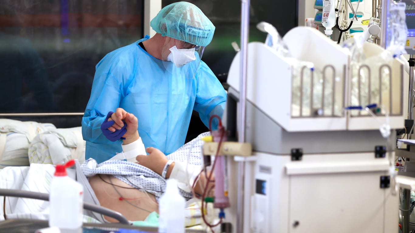 Intensivstation der Uniklinik Leipzig: Ein Facharzt versorgt einen Covid-19-Patienten.