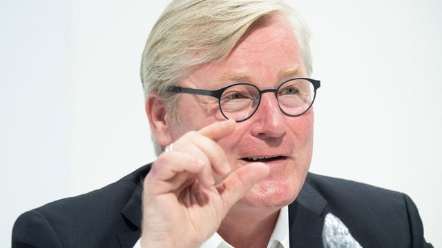 Bernd Althusmann gestikuliert