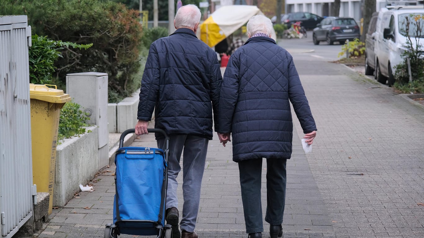 Ein älteres Ehepaar (Symbolbild): Die Rentenerhöhung dürfte nächstes Jahr geringer ausfallen als gedacht.