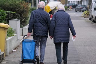Ein älteres Ehepaar (Symbolbild): Die Rentenerhöhung dürfte nächstes Jahr geringer ausfallen als gedacht.
