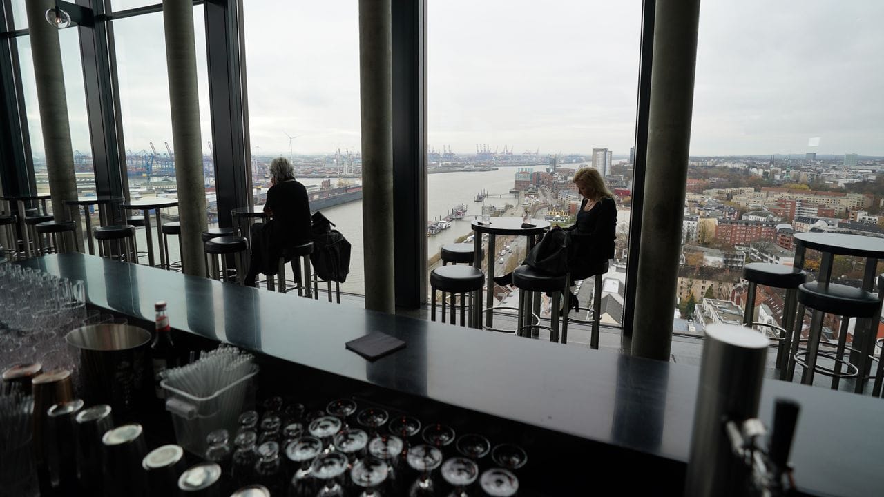 Zwei Frauen trinken nach ihrer Impfung in der Skyline Bar 20up des Empire Riverside Hotels am Hamburger Hafen einen Cocktail.