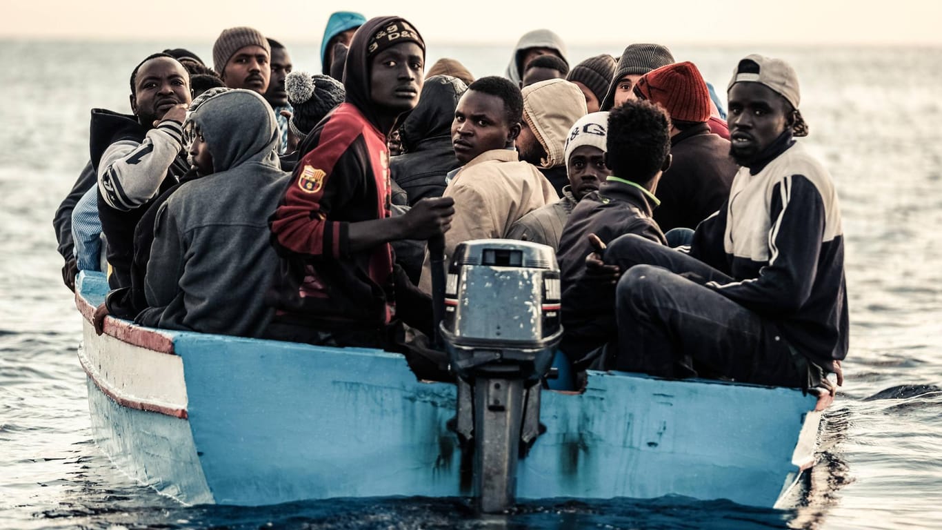 Ein Flüchtlingsboot in internationalen Gewässern (Symbolbild): Im Ärmelkanal ist ein Boot mit Flüchtlingen gekentert, mindestens 27 Menschen starben.