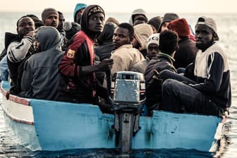 Ein Flüchtlingsboot in internationalen Gewässern (Symbolbild): Im Ärmelkanal ist ein Boot mit Flüchtlingen gekentert, mindestens 27 Menschen starben.
