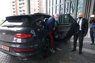 Ein Chauffeur öffnet einem Mann die Tür: Bei der Impfaktion in Hamburg konnten sich Patienten per Luxus-SUV zum Termin fahren lassen.
