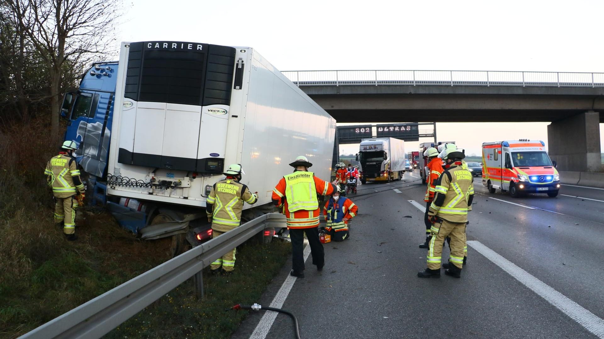 Einer der zwei verunfallten Lkw: Auch er durchbrach die Leitplanke.
