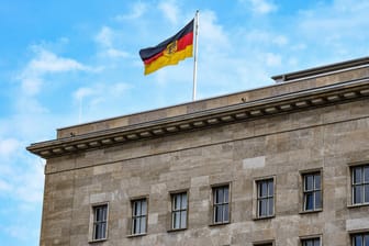 Deutschlandfahne am Bundesministerium der Finanzen: Dieses Haus dürfte FDP-Chef Lindner übernehmen.