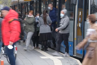 Straßenbahnfahrgäste in Leipzig: Seit Mittwoch dürfen nur Geimpfte, Genesene oder Getestete mitfahren – viele tragen nicht einmal die in Sachsen vorgeschriebenen FFP2-Masken.