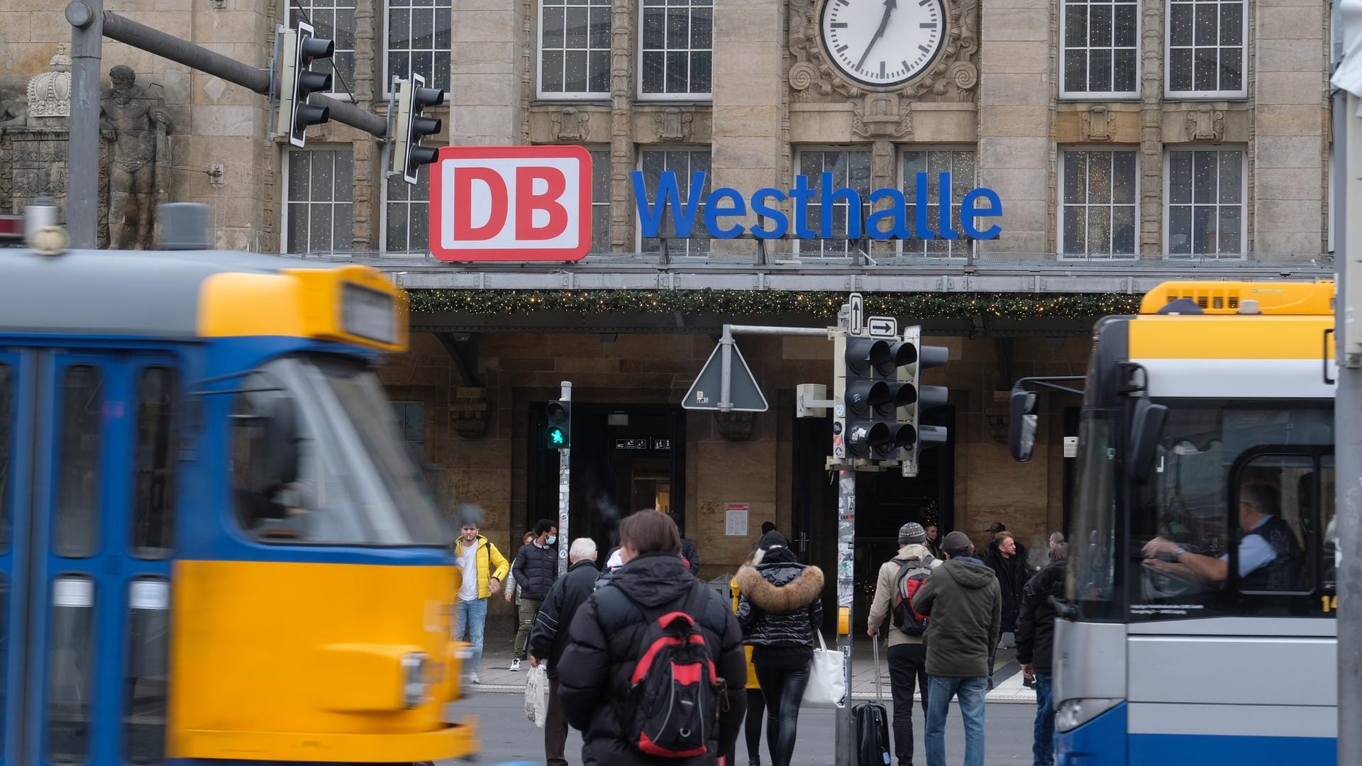 Eine Straßenbahn und ein Bus fahren am Hauptbahnhof vorbei: Seit Mittwoch müssen Fahrgäste geimpft, getestet oder genesen sein