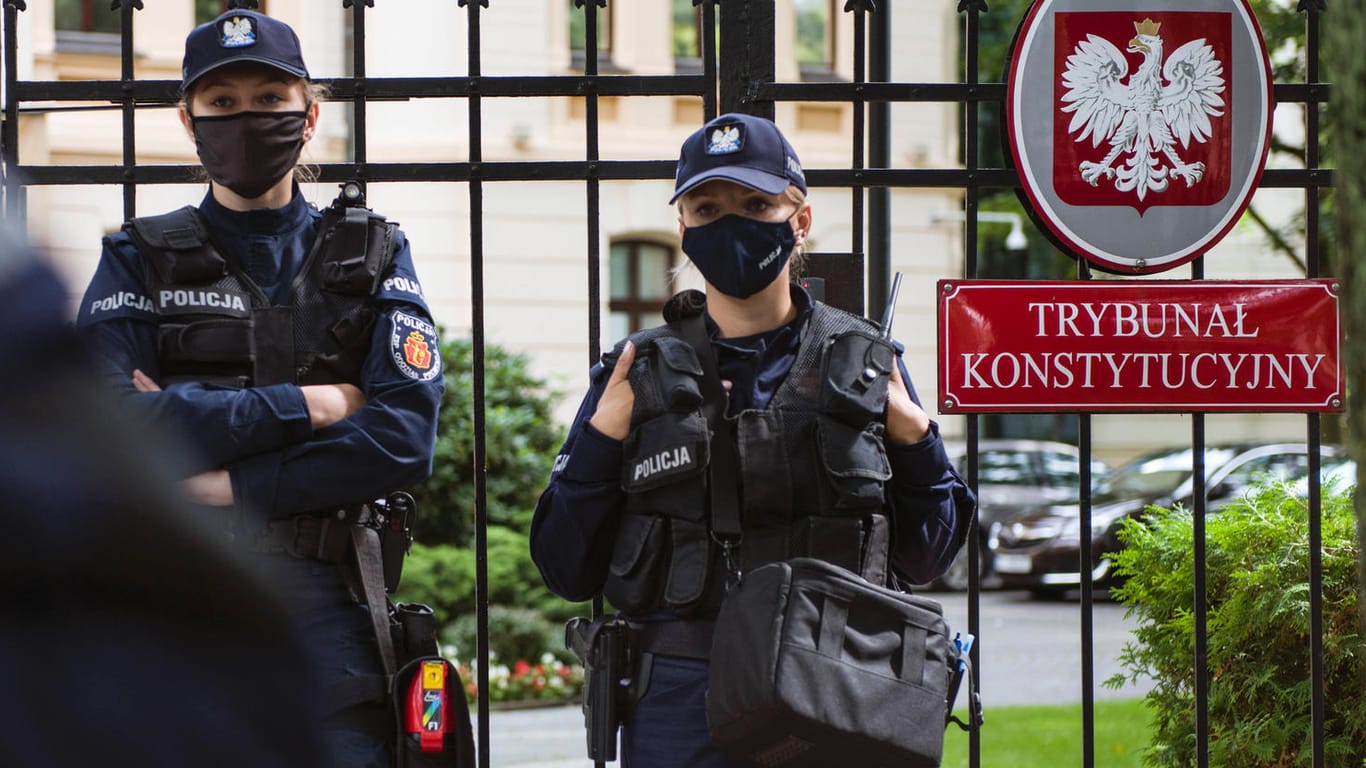 Polizistinnen sichern das Verfassungsgericht in Warschau: Die Entscheidung vom Mittwoch dürfte den Streit zwischen Polen und der EU weiter anfachen.