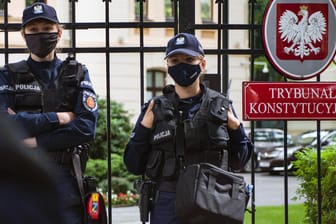 Polizistinnen sichern das Verfassungsgericht in Warschau: Die Entscheidung vom Mittwoch dürfte den Streit zwischen Polen und der EU weiter anfachen.