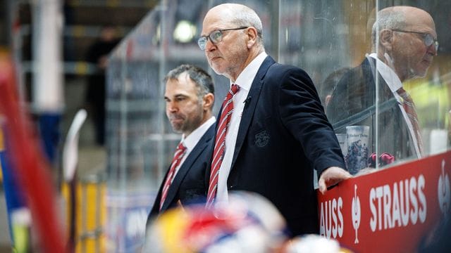 Trainer Don Jackson vom EHC München beobachtet das Spiel