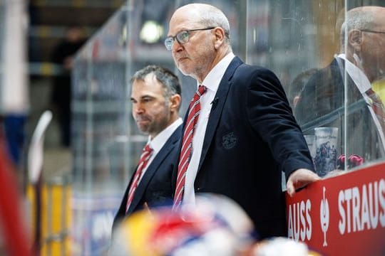 Trainer Don Jackson vom EHC München beobachtet das Spiel