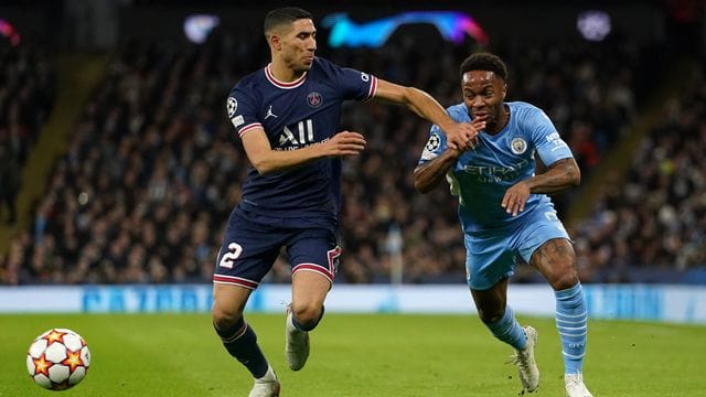 Raheem Sterling (r) von Manchester City und Achraf Hakimi von Paris Saint-Germain kämpfen um den Ballbesitz.