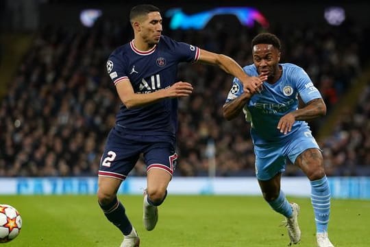 Raheem Sterling (r) von Manchester City und Achraf Hakimi von Paris Saint-Germain kämpfen um den Ballbesitz.