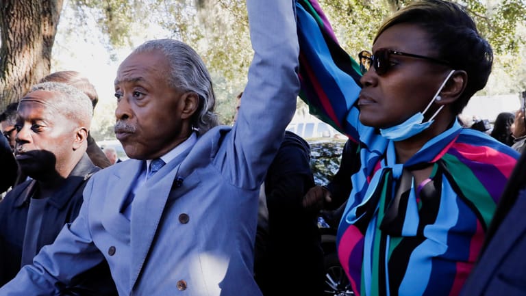Der Bürgerrechtler Al Sharpton und die Mutter von Ahmaud Arbery, Wanda Cooper-Jones, recken nach der Urteilsverkündung ihre Arme in die Höhe.