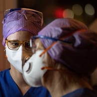 Zwei Intensivpflegerinnen in einem Stuttgarter Krankenhaus: Für eine Bonuszahlung an Pflegekräfte will die Ampel eine Milliarde Euro bereitstellen.