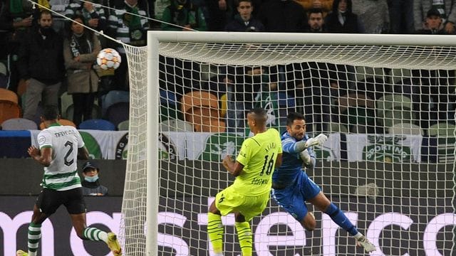 Antonio Adan (l) von Sporting und Manuel Akanji von Dortmund Antonio Adan (l) von Sporting und Manuel Akanji von Dortmund