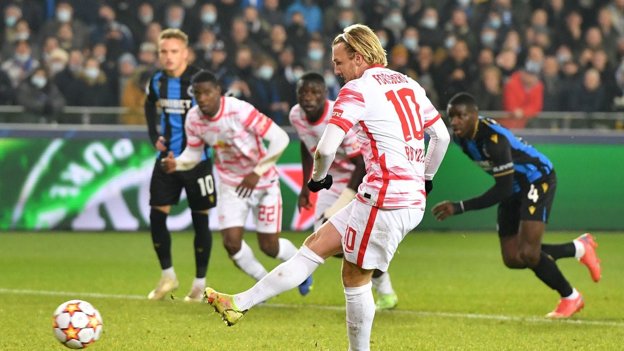 Leipzigs Emil Forsberg verwandelt einen geschenkten Elfmeter zum 2:0 gegen den FC Brügge.