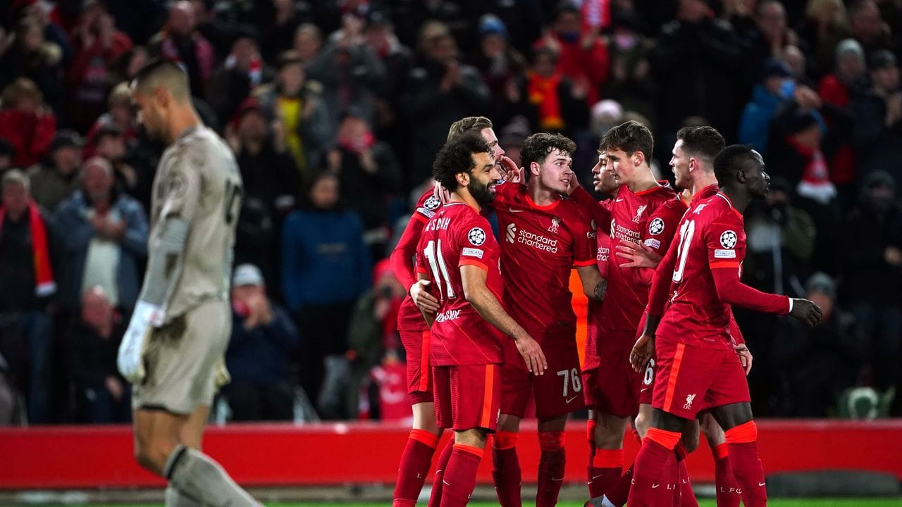 Liverpools Spieler feiern das Tor von Mohamed Salah (2.