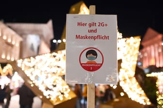 Maskenpflicht und 2G+ auf dem Weihnachtsmarkt in Karlsruhe: In Deutschland steigt der Inzidenzwert seit Wochen an.