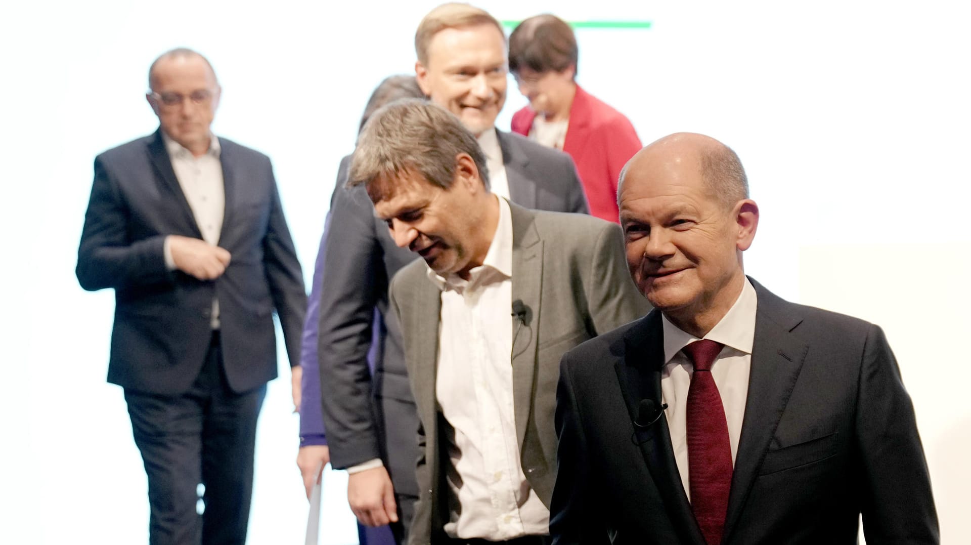 Olaf Scholz, Annalena Baerbock, Robert Habeck, Christian Lindner und Norbert Walter-Borjans lassen noch keine klare Corona-Strategie erkennen.