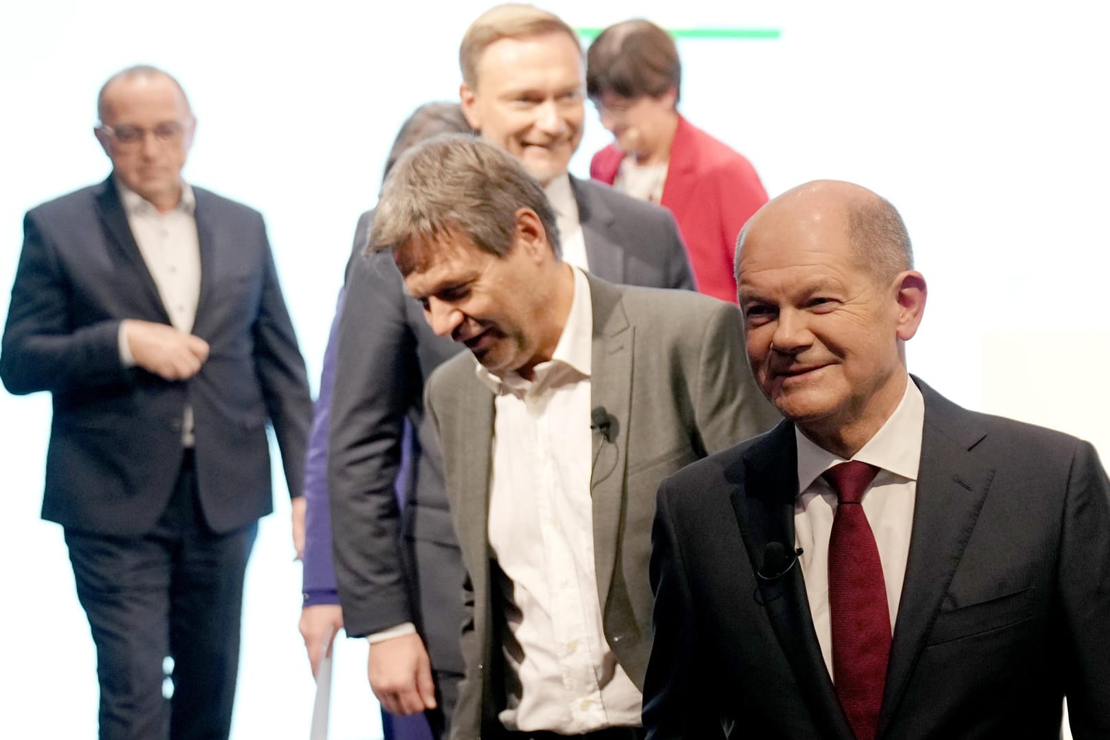 Olaf Scholz, Annalena Baerbock, Robert Habeck, Christian Lindner und Norbert Walter-Borjans lassen noch keine klare Corona-Strategie erkennen.