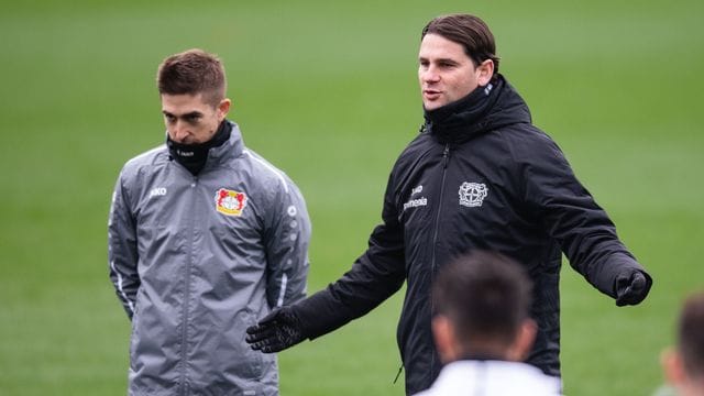 Leverkusens Trainer Gerardo Seoane (r) spricht beim Abschlusstraining zur Mannschaft. Leverkusens Trainer Gerardo Seoane (r) spricht beim Abschlusstraining zur Mannschaft.