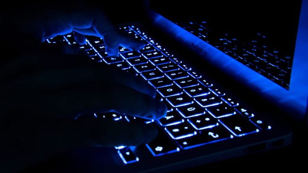Cyberkriminelle agieren mitunter im Darknet.