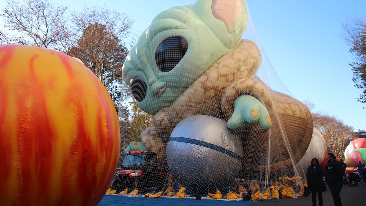 Ein Heliumballon wird für die alljährliche Thanksgiving-Parade vorbereitet.