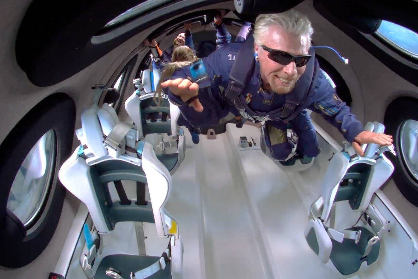 Unternehmer Richard Branson will Touristen ins Weltall bringen: Eine Frau hat nun zwei Tickets für einen Flug in einer Lotterie gewonnen.