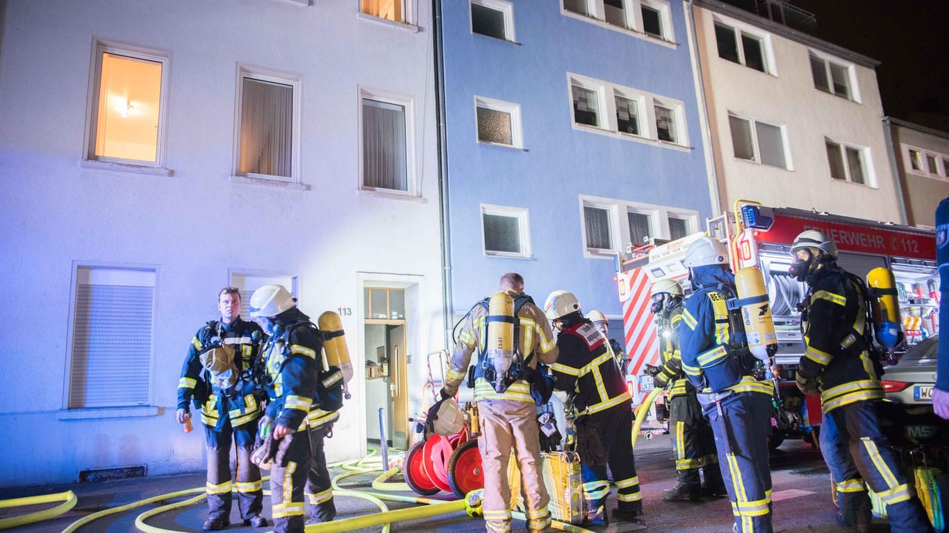 Brand in Köln: Acht Menschen wurden aus dem Haus gerettet.