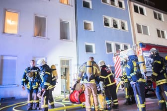 Brand in Köln: Acht Menschen wurden aus dem Haus gerettet.