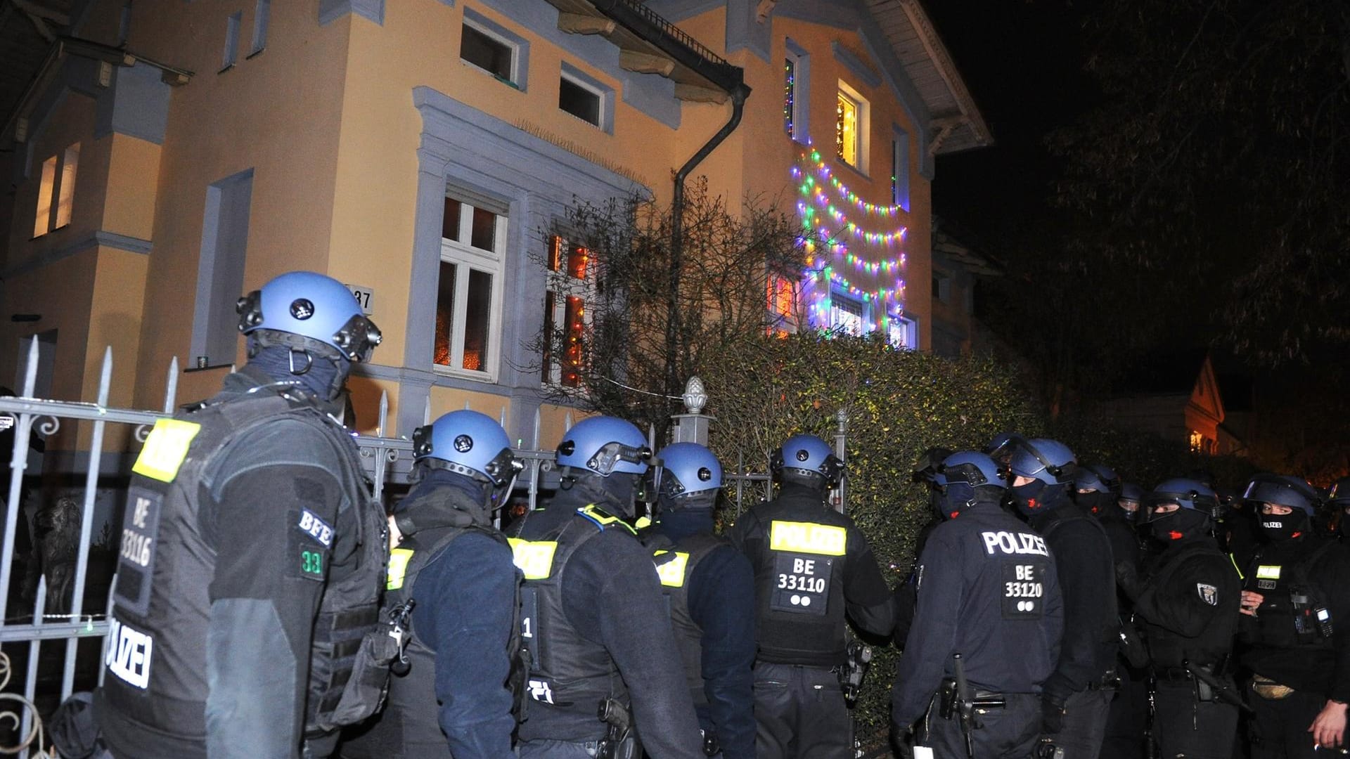 Razzia am Donnerstagmorgen: In Berlin durchsuchen Polizeibeamte eine Clan-Villa.