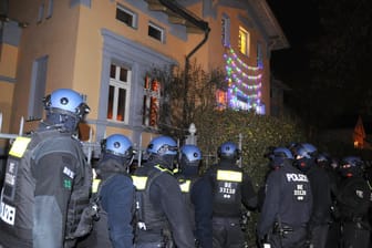 Razzia am Donnerstagmorgen: In Berlin durchsuchen Polizeibeamte eine Clan-Villa.