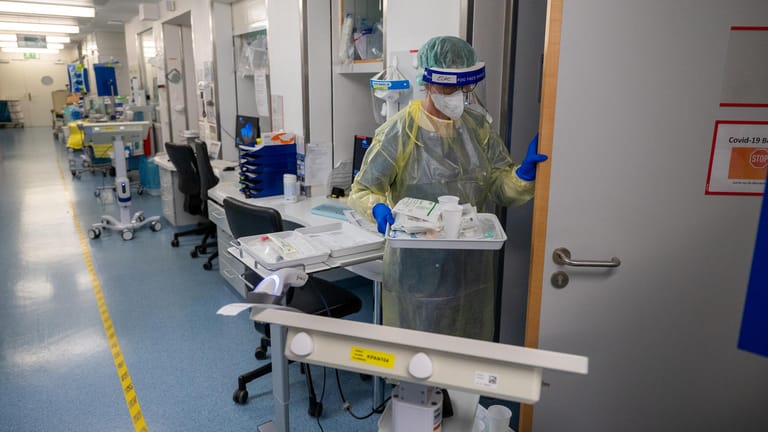 Ein Krankenhaus in München: Bayerische Kliniken geraten im Kampf gegen die vierte Corona-Welle immer mehr unter Druck.