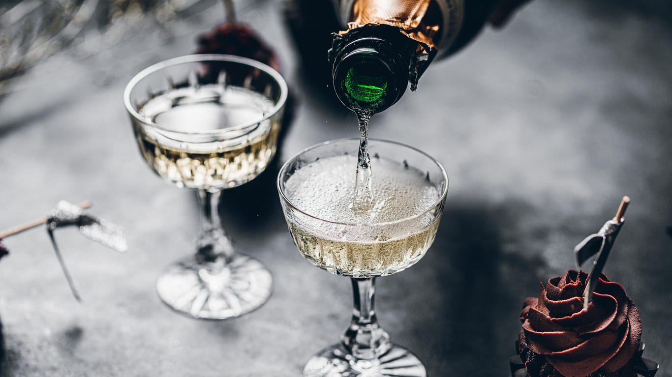 Feierliche Stimmung (Symbolbild): Die Wein- und Spirituosenbranche warnt vor Engpässen zu den Feiertagen – die Briten müssen womöglich auf ihren Lieblingssekt zum Fest verzichten.