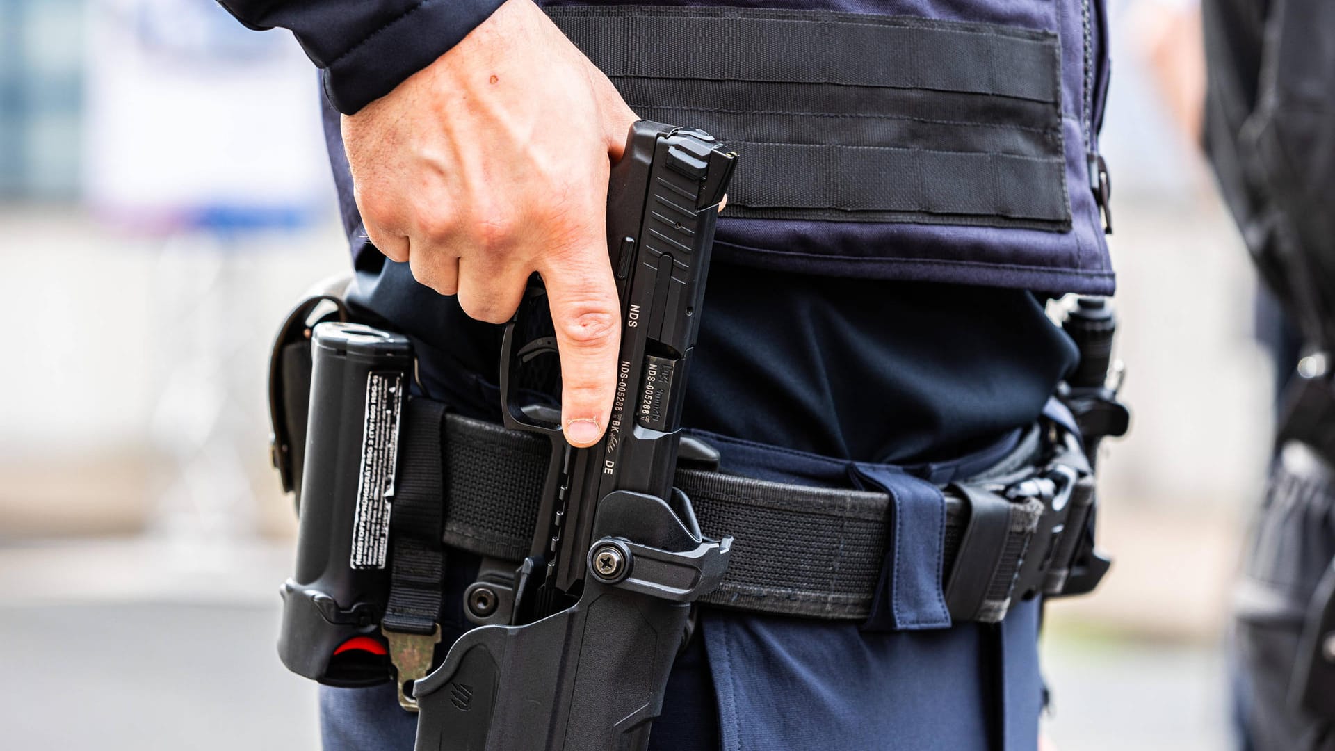 Ein Polizist zieht seine Waffe (Symbolbild): Unter Einsatz von Reizgas konnte der Mann schließlich überwältigt werden. Ein Polizist zieht seine Waffe (Symbolbild): Unter Einsatz von Reizgas konnte der Mann schließlich überwältigt werden.