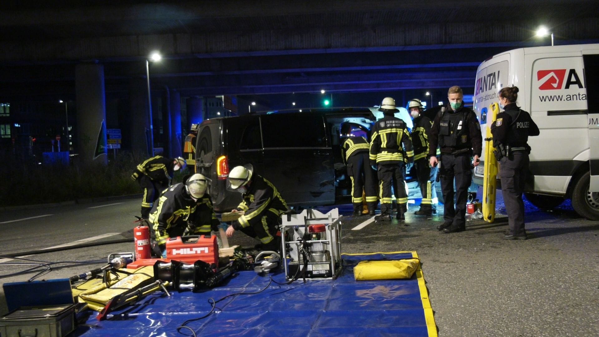Die Unfallstelle: In Offenbach am Kaiserleikreisel sind zwei Kleintransporter gegeneinander gefahren. Die Unfallstelle: In Offenbach am Kaiserleikreisel sind zwei Kleintransporter gegeneinander gefahren.