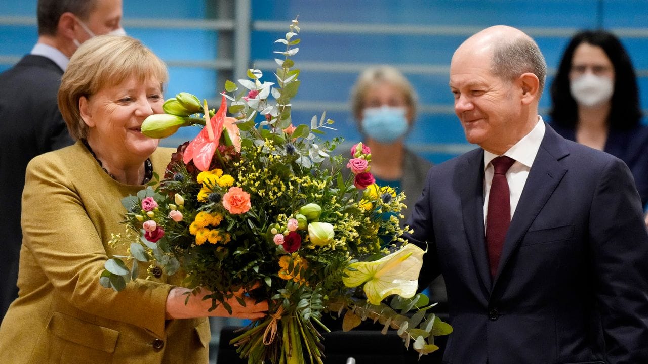 Die wichtigste Personalie ist klar: Nachfolger von Bundeskanzlerin Angela Merkel wird der bisherige Finanzminister Olaf Scholz.