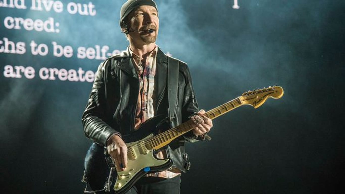 David Howell Evans alias The Edge, Gitarrist der irischen Rockband U2, tritt beim Bonnaroo Music and Arts Festival mit seiner Band auf.