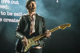 David Howell Evans alias The Edge, Gitarrist der irischen Rockband U2, tritt beim Bonnaroo Music and Arts Festival mit seiner Band auf.