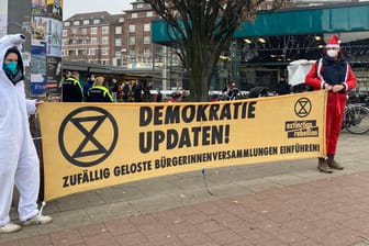 Aktivisten halten ein Banner: Sechs Donnerstage in Folge wollen die Aktivisten in Hamburg auf die Straße gehen.