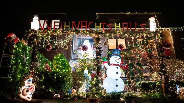 Viele Lichter und viel Dekoration zieren den Eingang des Wohnhauses in Oberhausen.