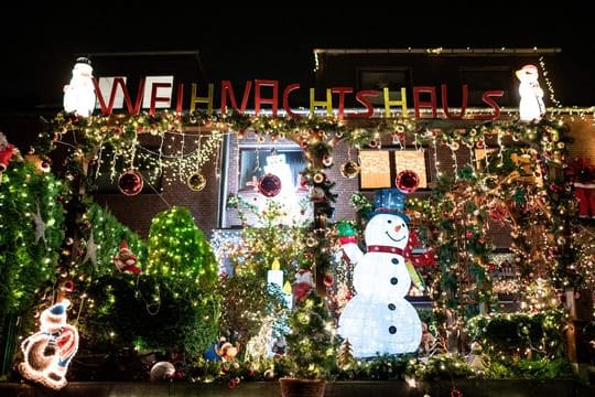 Viele Lichter und viel Dekoration zieren den Eingang des Wohnhauses in Oberhausen.