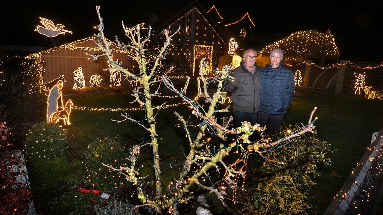 Josef Glogger und seine Frau Erika stehen in ihrem weihnachtlich geschmücktem Garten.