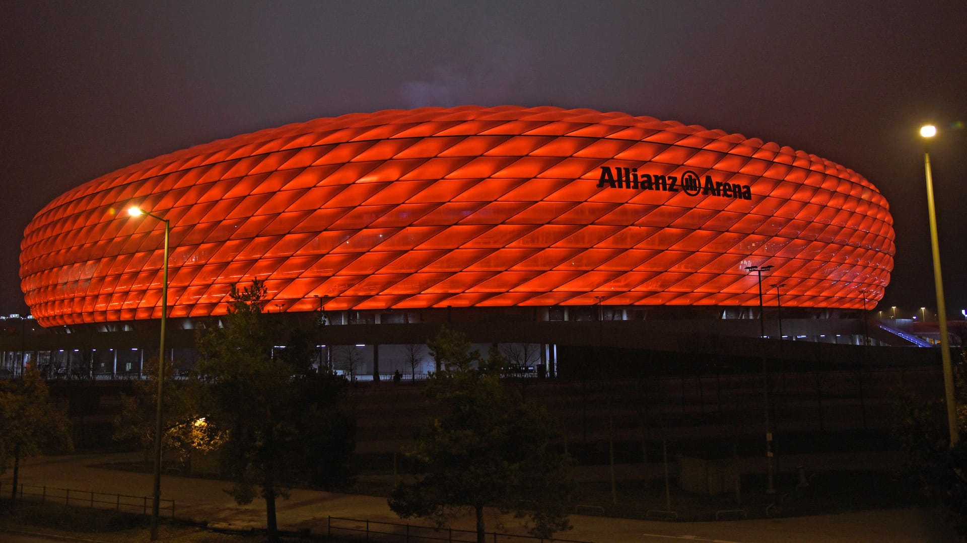 Allianz Arena in München leuchtet orange (Archivbild): Jedes Jahr wird die Arena am 25. November beleuchtet. Allianz Arena in München leuchtet orange (Archivbild): Jedes Jahr wird die Arena am 25. November beleuchtet.