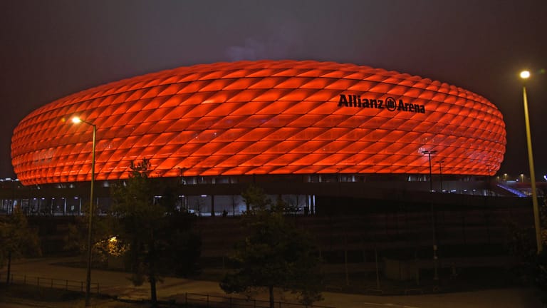 Allianz Arena in München leuchtet orange (Archivbild): Jedes Jahr wird die Arena am 25. November beleuchtet.
