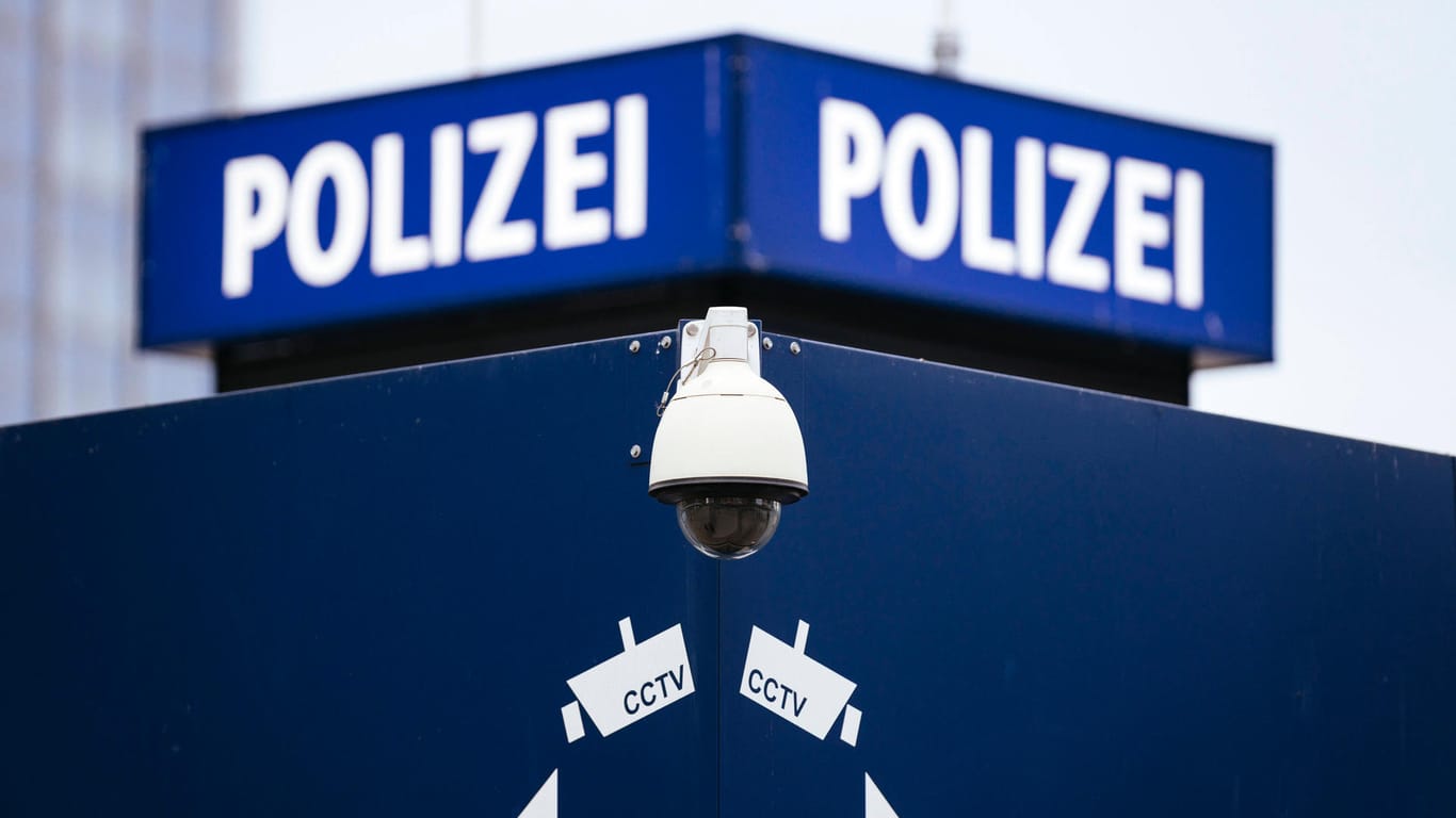 Videoüberwachung an einer Polizeistation auf dem Alexanderplatz (Archivbild): Die Privatsphäre von Anwohnern soll geschützt bleiben.