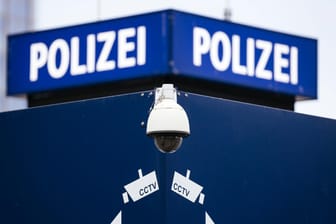 Videoüberwachung an einer Polizeistation auf dem Alexanderplatz (Archivbild): Die Privatsphäre von Anwohnern soll geschützt bleiben.