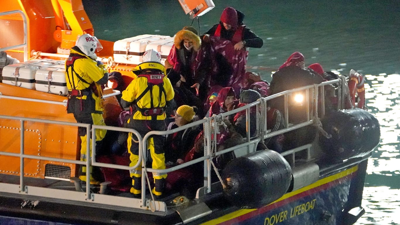 Eine Gruppe mutmaßlicher Migranten im Ärmelkanal: Nach einem Bootsunglück mit mindestens 27 Toten wurde nun ein Schleuser aus Deutschland verhaftet.